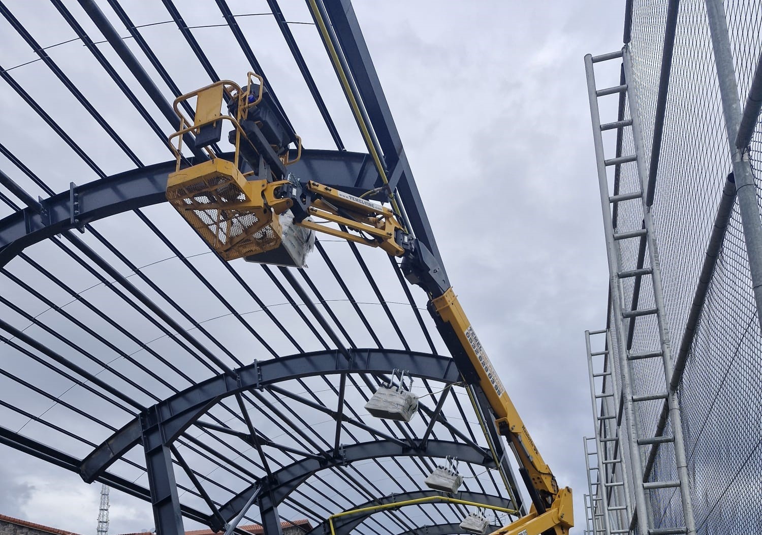 12–26 m elektrikli ve dizel eklemli manlift
